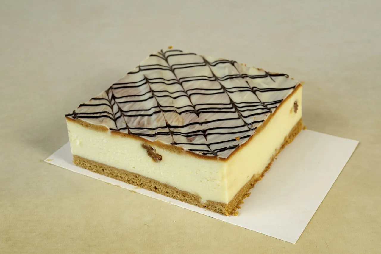 Dekoracje sernika na kruchym cieście