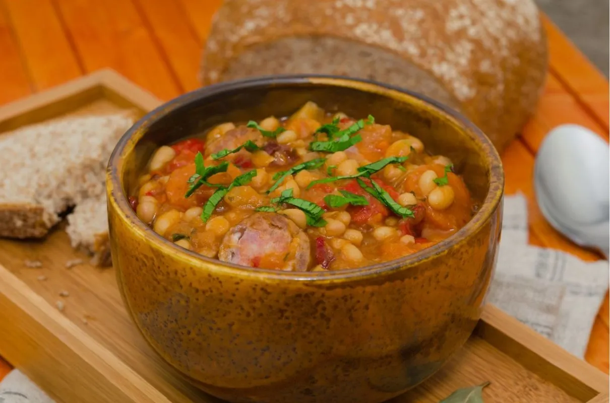 Miseczka fasolki po bretońsku z kiełbasą i chlebem. Pyszne danie, które może konkurować z chilli con carne.