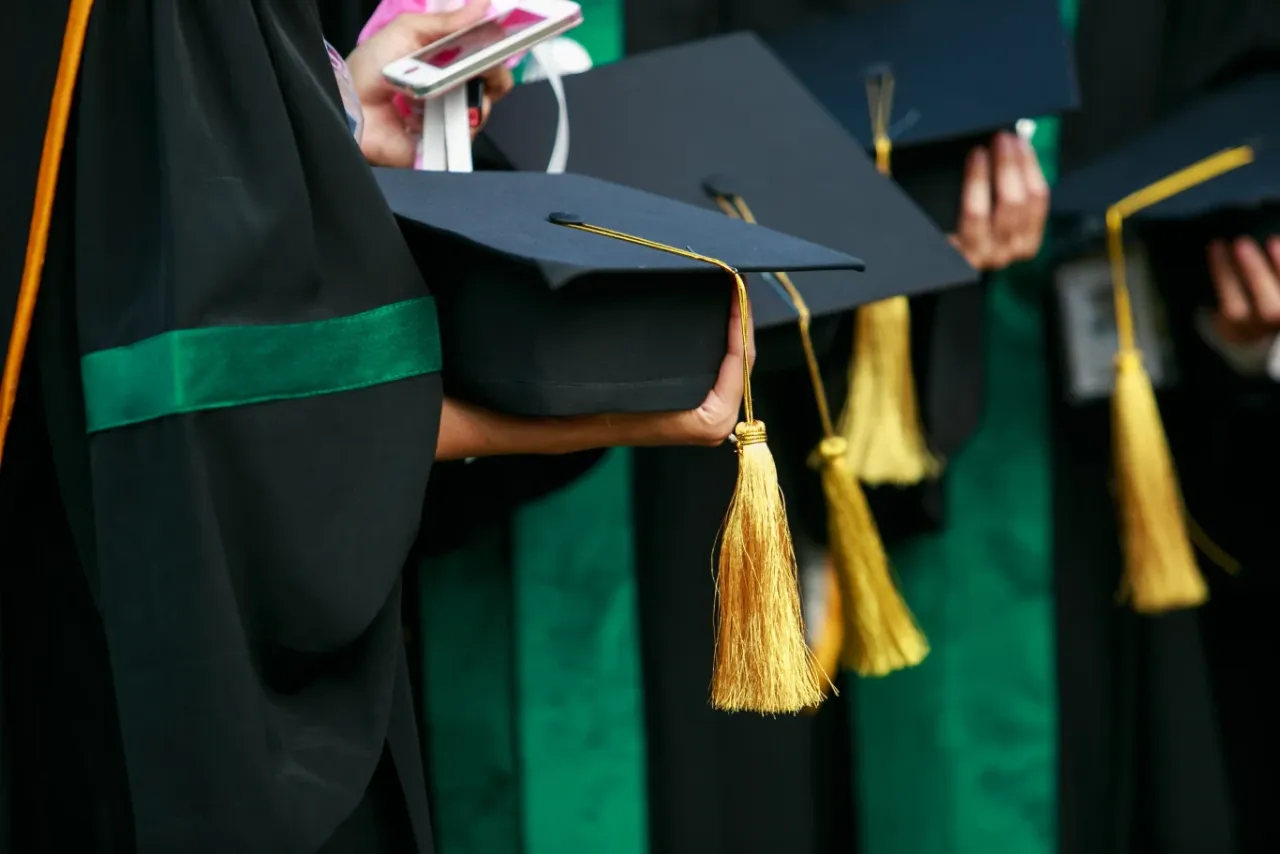 dyplom ukończenia studi&oacute;w, absolwent z dyplomem