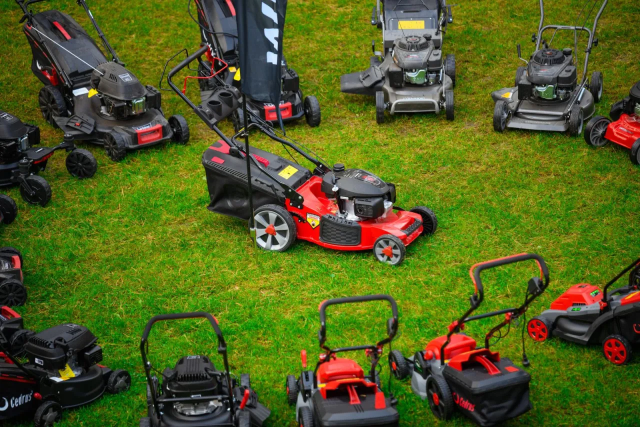 kosiarka akumulatorowa w akcji bez kabla