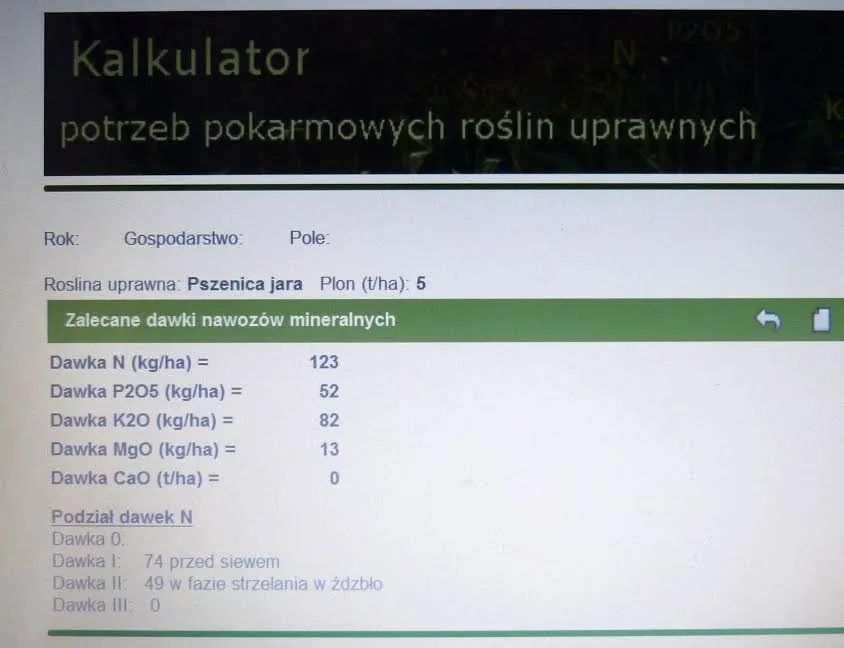 Rolnik obliczający dawki nawoz&oacute;w na pszenicę, kalkulator nawozowy
