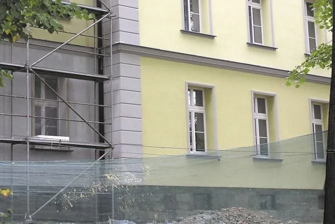 detale architektoniczne elewacji, skomplikowane ocieplenie budynku