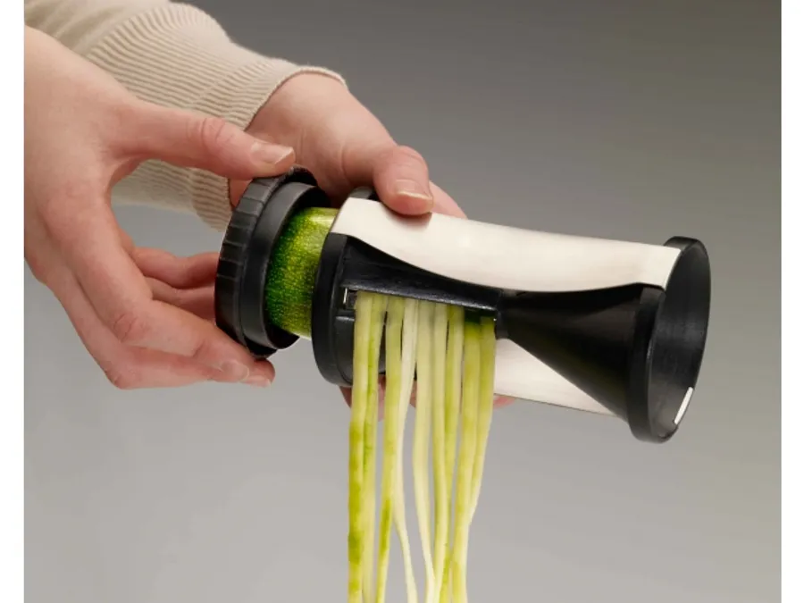 r&oacute;żne narzędzia do robienia makaronu z cukinii