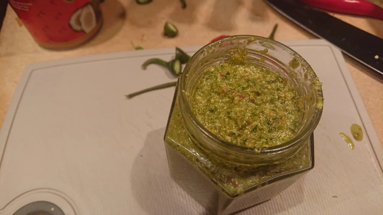 przechowywanie pasty curry w słoikach i foremkach