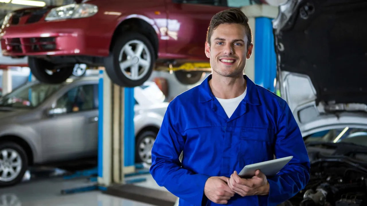 Diagnosta samochodowy podczas badania technicznego