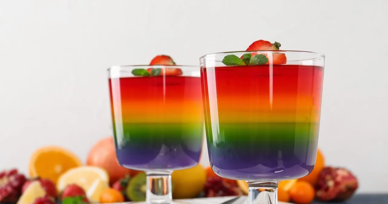 kolorowy deser z galaretki w pucharku