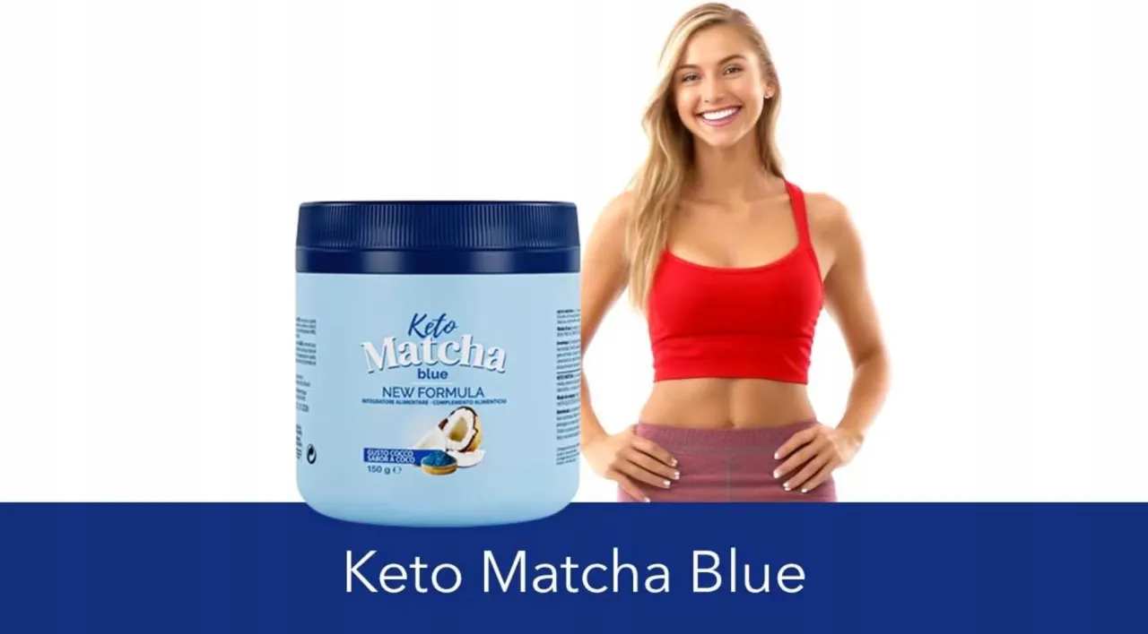 Osoba przygotowująca Keto Matcha Blue