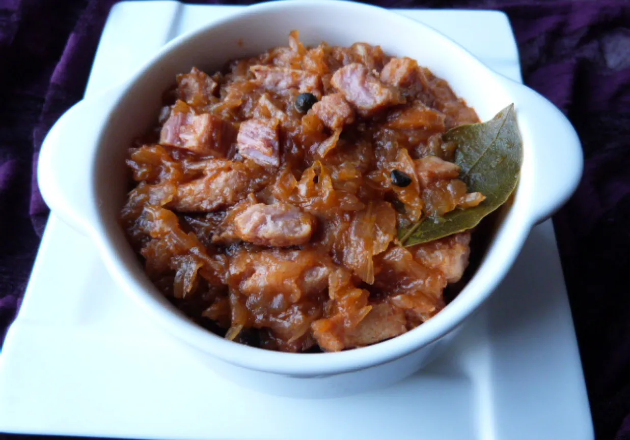 Pyszne danie z wędzonych żeberek i kapusty, idealne na obiad. Oto co ugotować z wędzonych żeberek!