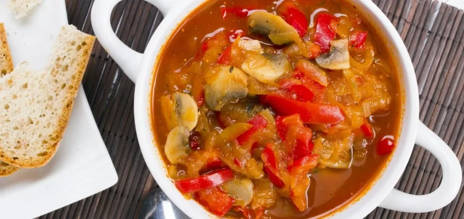 wegetariańskie leczo z pieczarkami