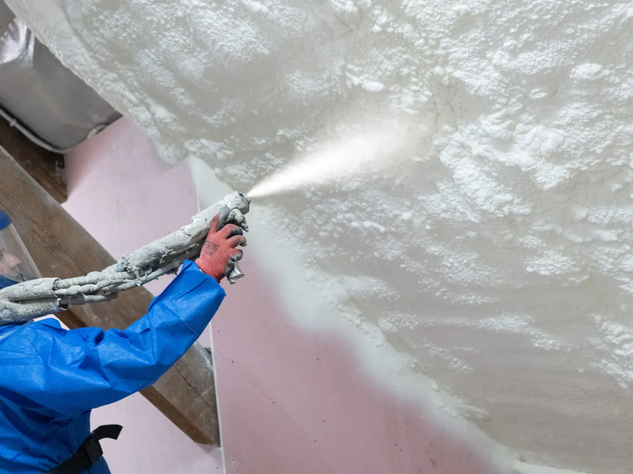 Ocieplanie poddasza pianką PUR. Dowiedz się, ile kosztuje metr ocieplenia poddasza i jak uzyskać najlepszą izolację.