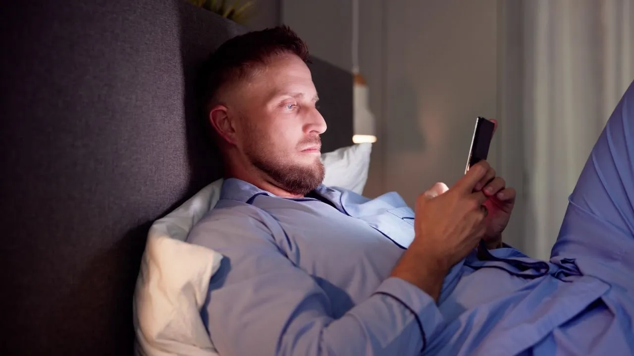 Mężczyzna po randce analizujący telefon lub sms