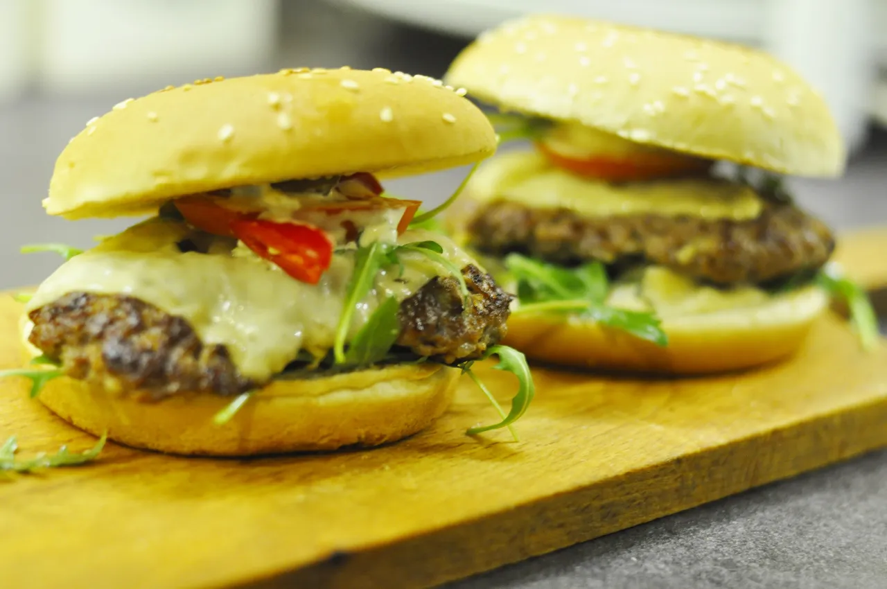 Zdjęcie Jak idealnie doprawić wołowinę na burgery – proste triki na soczyste mięso