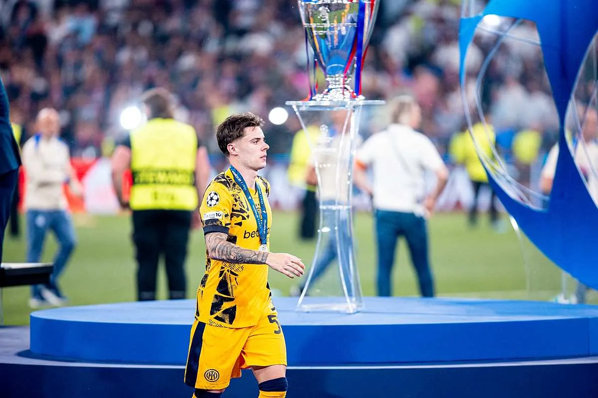 Piłkarz w ż&oacute;łtej koszulce z czarnymi wzorami, z medalem na szyi, obok pucharu. Wiek Nicole Zalewskiej nie jest widoczny, ale jego determinacja m&oacute;wi wszystko.