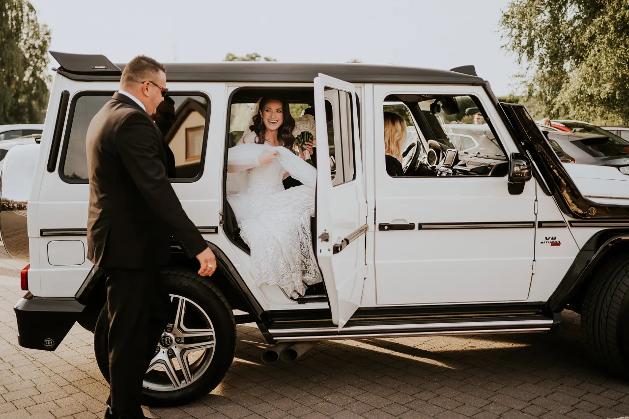 Nowoczesne auto do ślubu z parą młodą