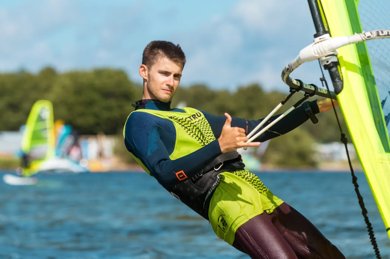 instruktor windsurfingu z kursantem na wodzie
