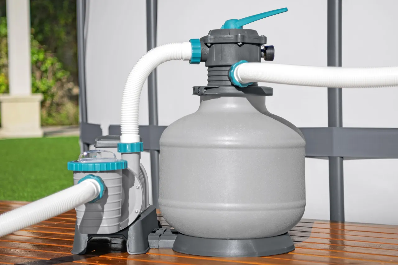 pompa basenowa Bestway obok basenu