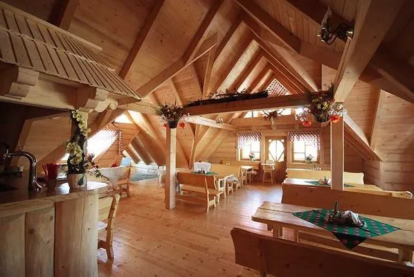 wnętrze karczmy g&oacute;ralskiej Białka Tatrzańska