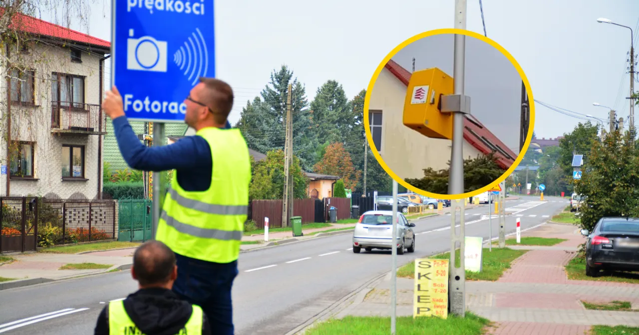 Montaż nowych fotoradar&oacute;w. Strażnicy miejscy instalują znak informujący o kontroli prędkości.