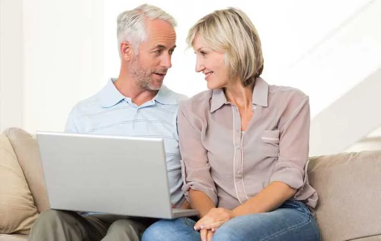 Osoba zmartwiona długami szukająca pomocy