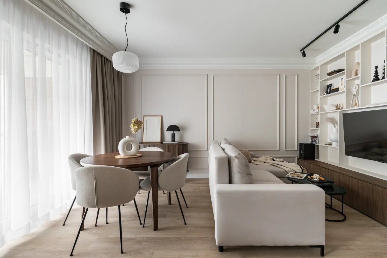 Elegancki salon z beżowymi meblami i stylowymi dodatkami