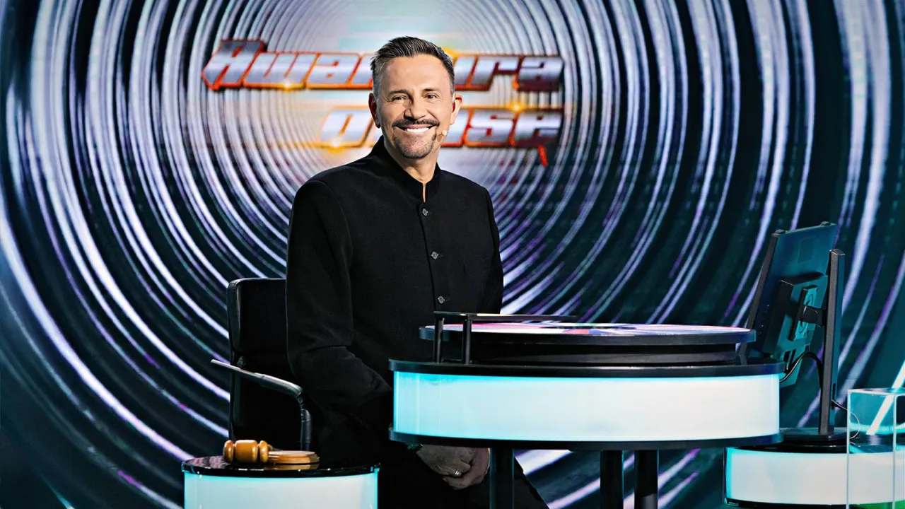 Uśmiechnięty Hubert Urbański w studiu 