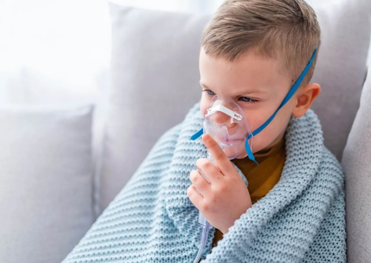 Dziecko z nebulizatorem
