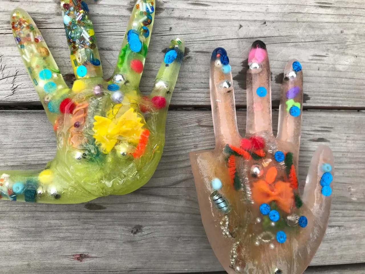 dzieci bawiące się lodem eksperymenty naukowe domowe