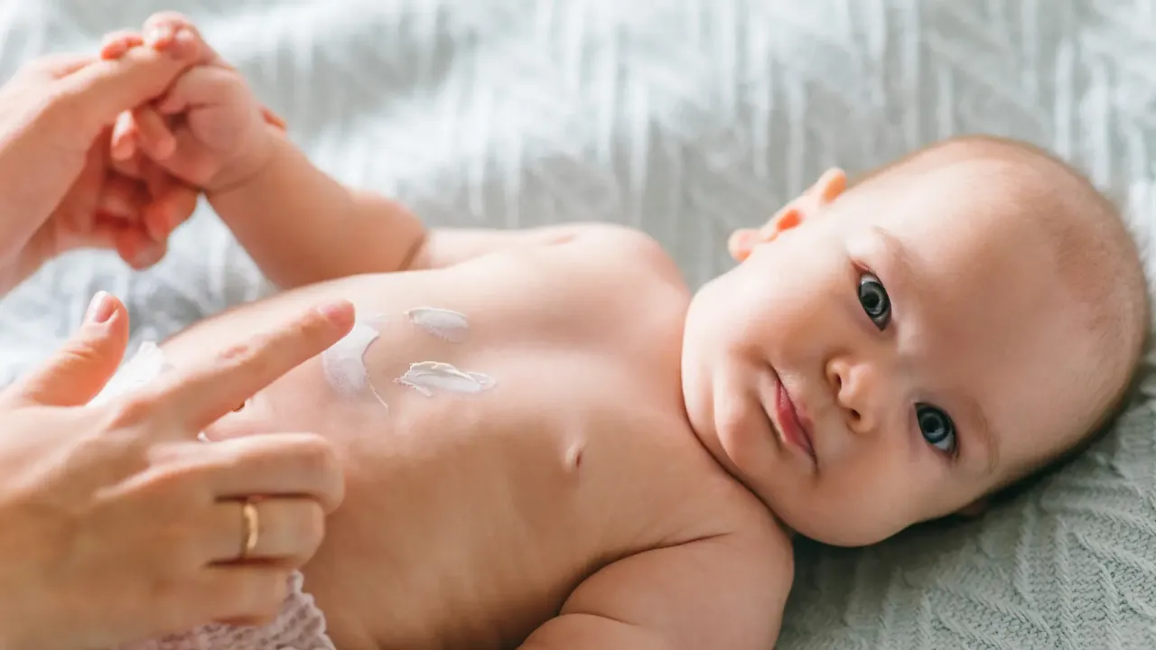 wrażliwa skóra niemowlęcia, delikatne ubranka, chemia w detergentach