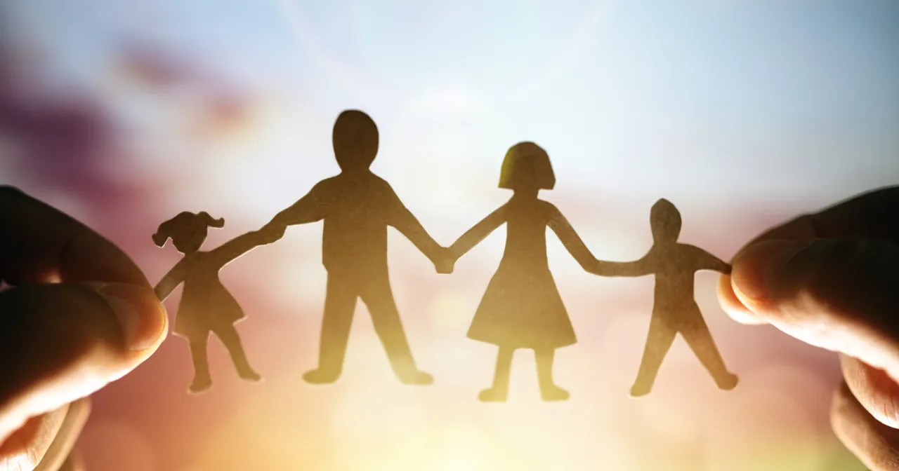 para rozmawiająca głęboko, trzymająca się za ręce, budująca więź