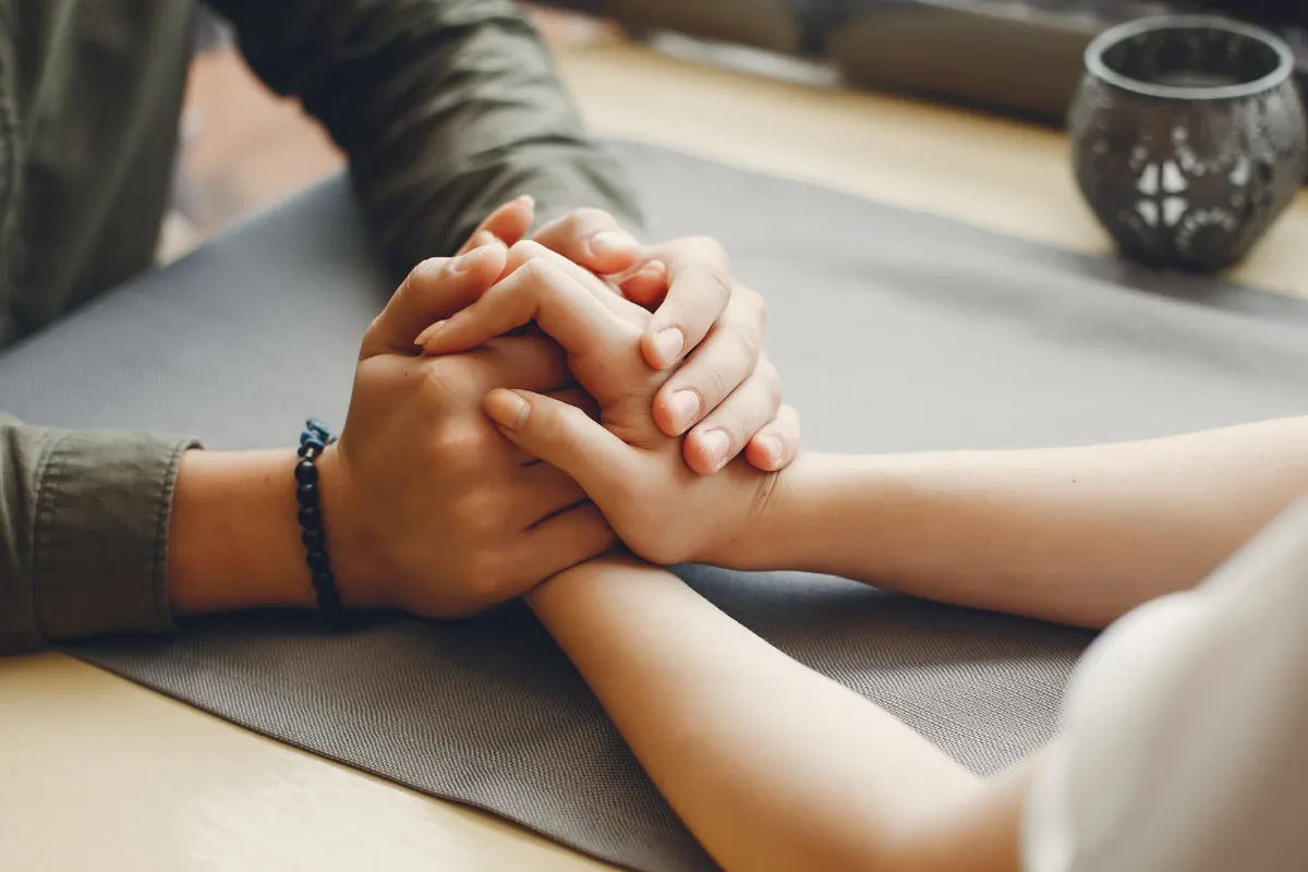 Mężczyzna okazujący zaangażowanie w związku