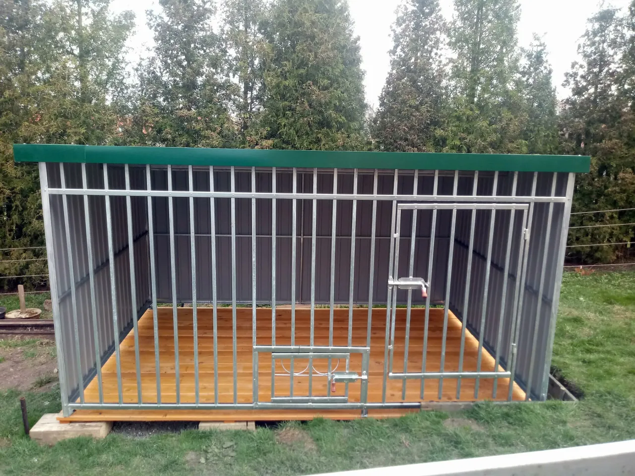 materiały do budowy kojca dla psa, narzędzia do budowy klatki dla psa