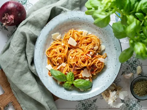 Schnelles One-Pot-Pasta Gericht dampfend in einem Topf