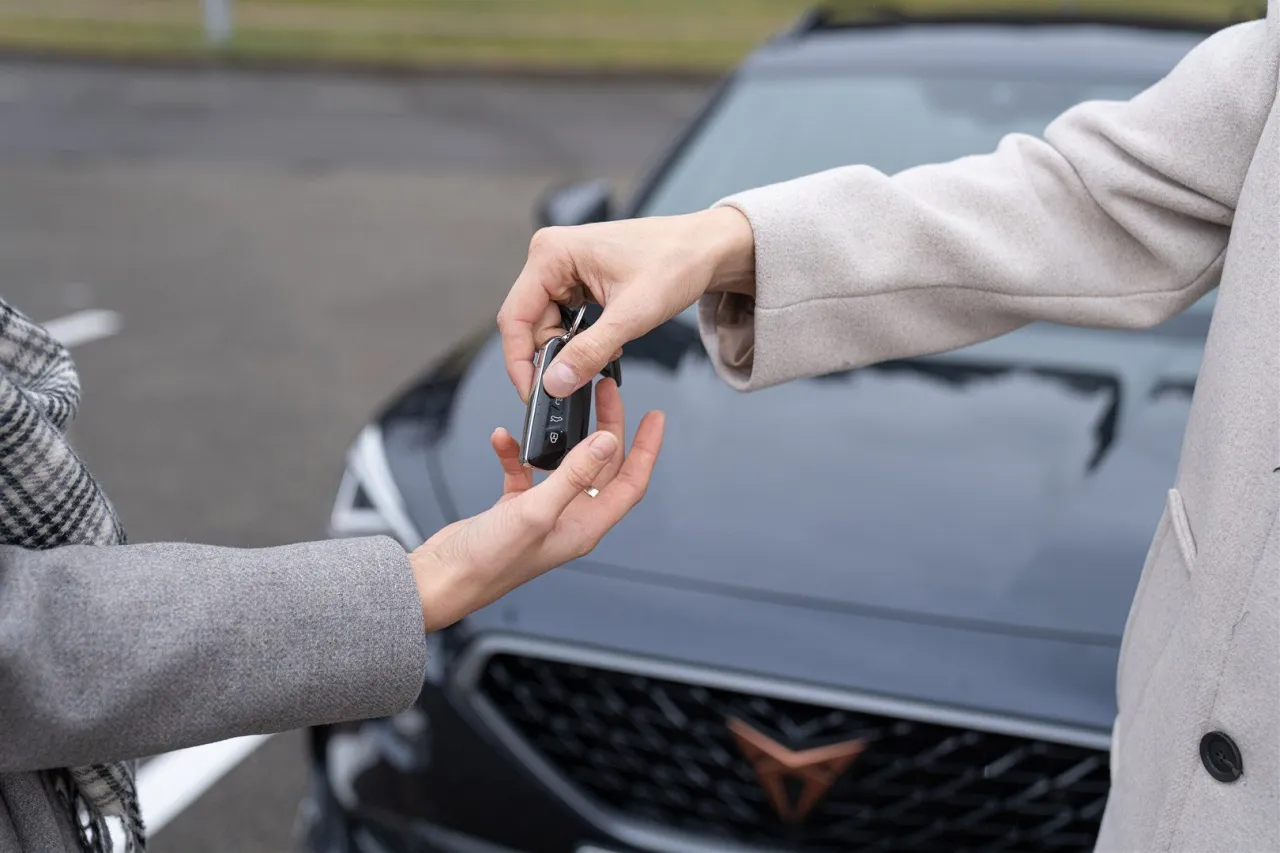 Przekazanie kluczyk&oacute;w do auta. Tak handlarze kupują auta w Niemczech, szukając okazji.