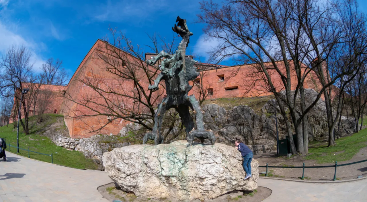 Rzeźba Smoka Wawelskiego detale konstrukcji