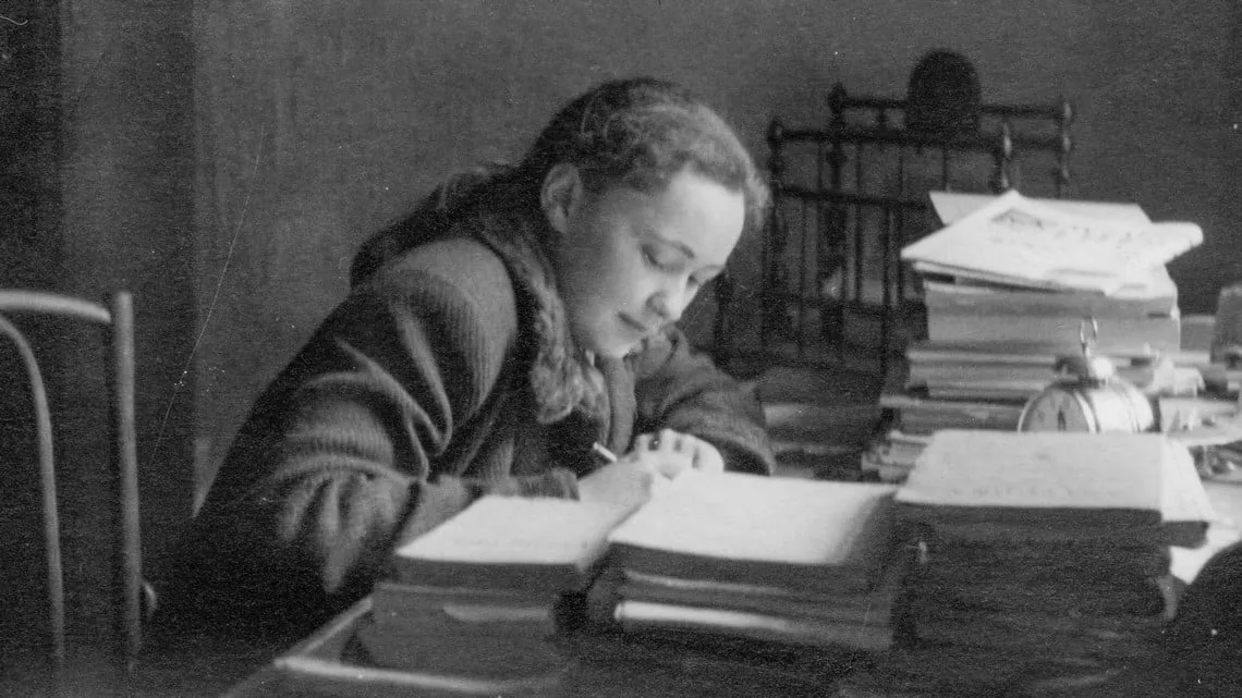 młoda kobieta zamyślona nad książką