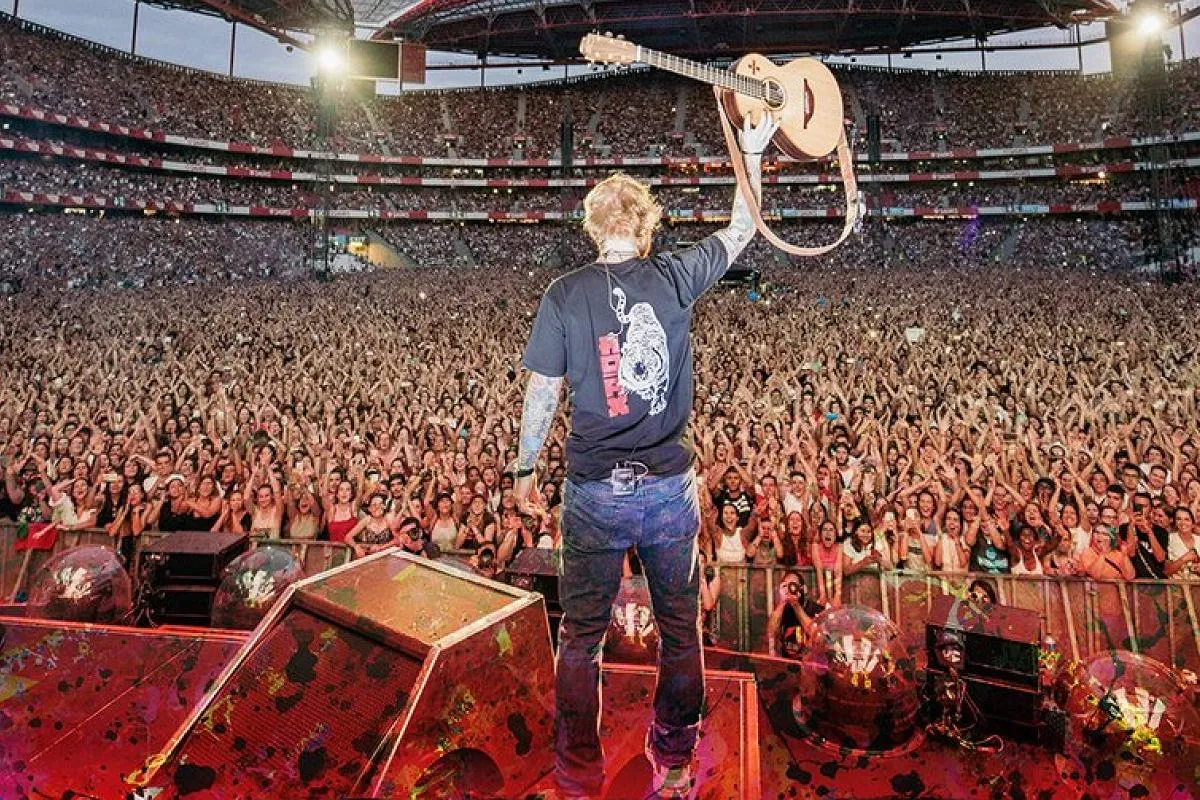 Ed Sheeran w Warszawie zgromadził tłumy. Ogromny stadion wypełniony po brzegi fanami, kt&oacute;rzy skandują jego imię.