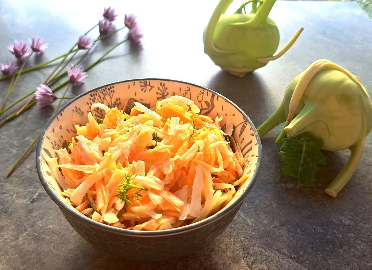 Różne rodzaje surówek z kalarepy