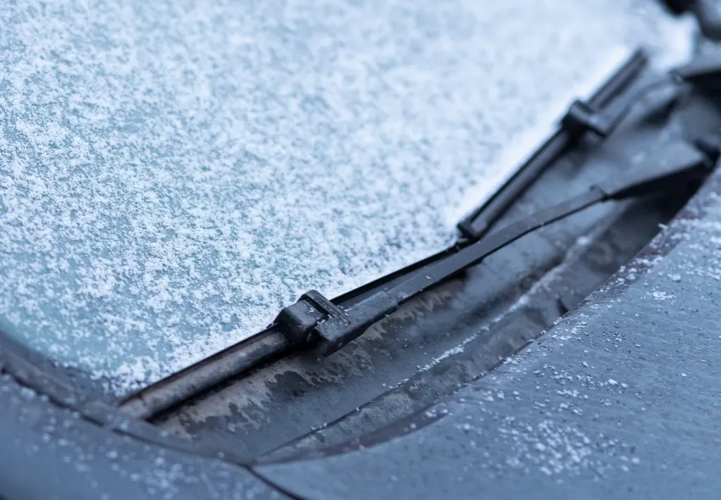 przymarznięte wycieraczki samochodowe do szyby w zimie