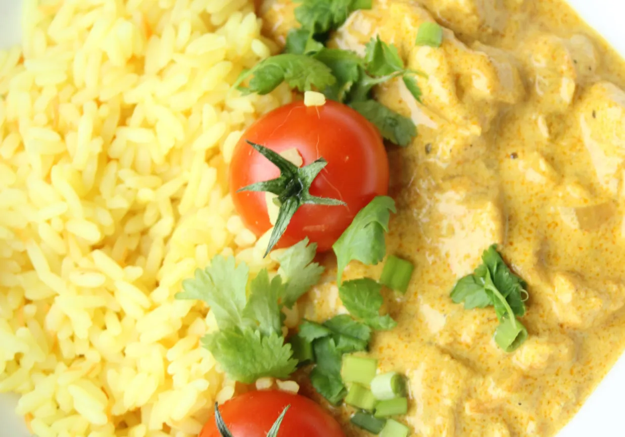 danie z ryżem i kurczakiem curry
