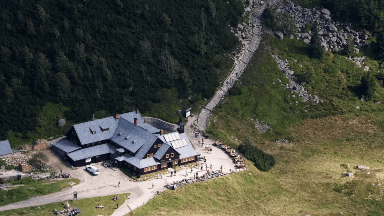 Schronisko w g&oacute;rach, z ludźmi na zewnątrz. Czy schronisko może odm&oacute;wić noclegu? Zależy od regulaminu i obłożenia.