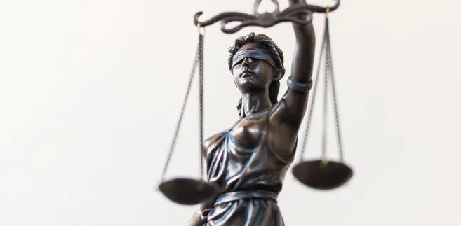 sędzia waga sprawiedliwości marihuana