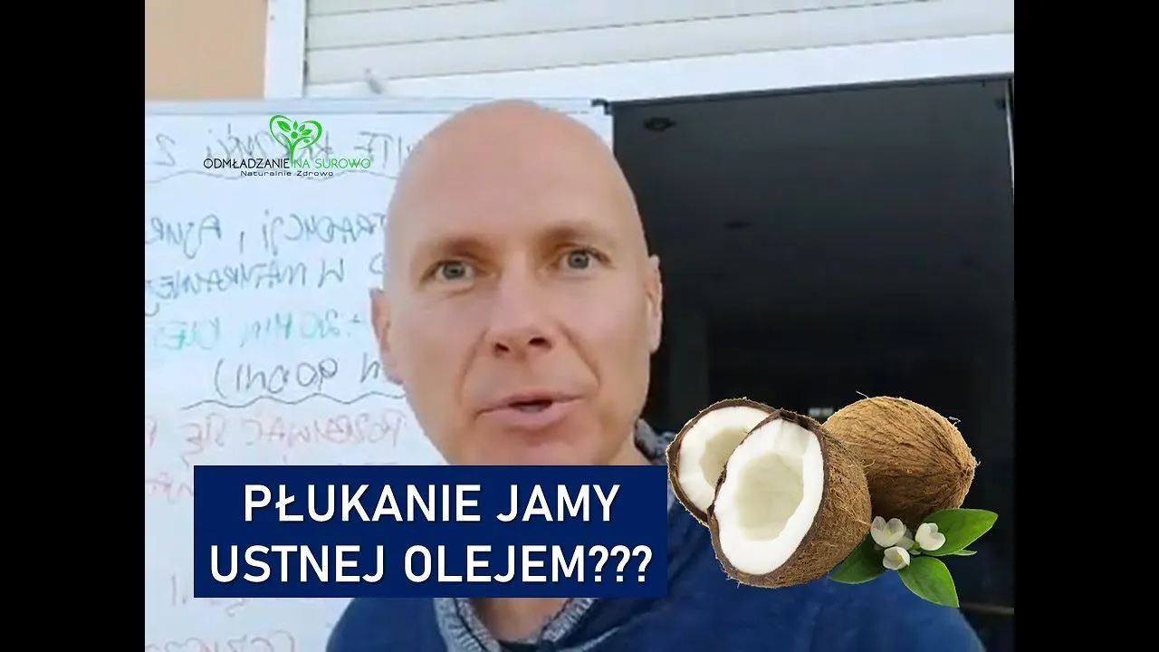 kobieta płucząca usta olejem kokosowym