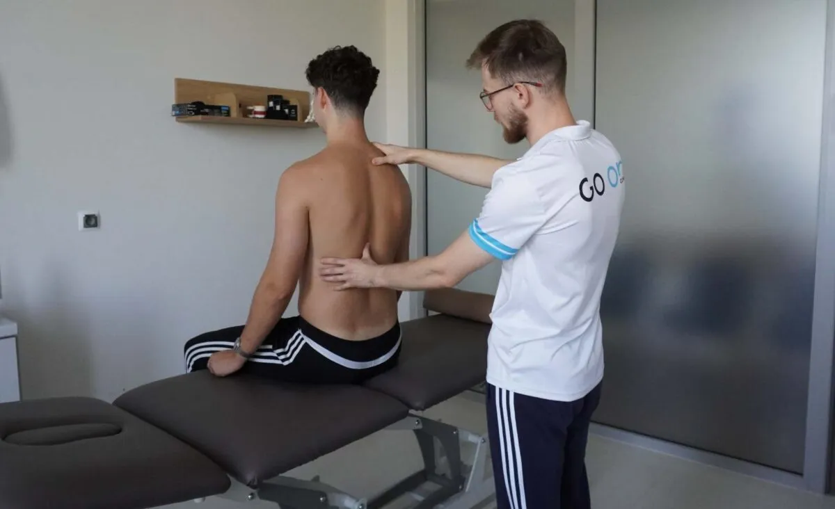 Pacjent b&oacute;l plec&oacute;w fizjoterapia vs rehabilitacja