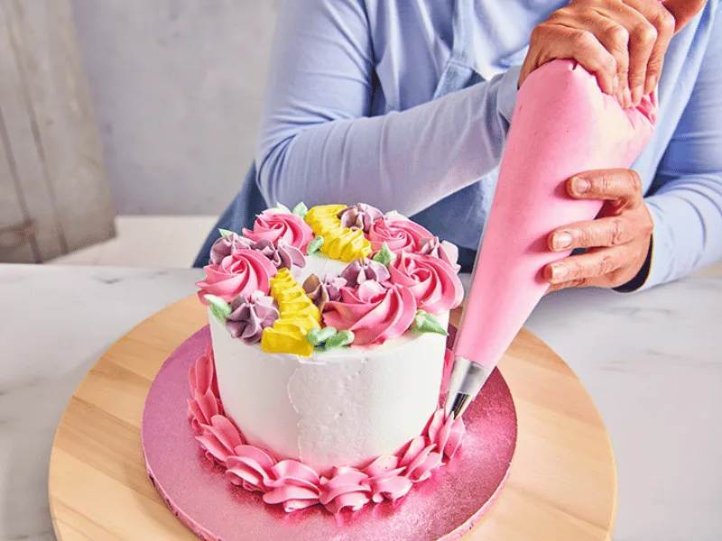 dekoracje z kremu rękawem cukierniczym