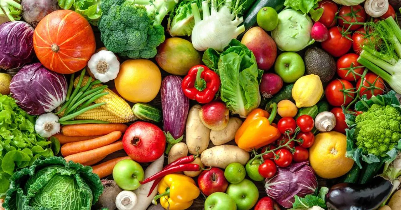 Kolorowy wybór warzyw i owoców, idealny na dieta dąbrowska – jadłospis na 7 dni. Brokuły, papryki, pomidory, marchew, jabłka i wiele innych.