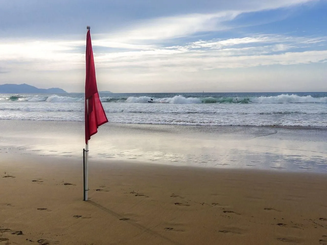 Flagi na plaży: biała, czerwona, błękitna