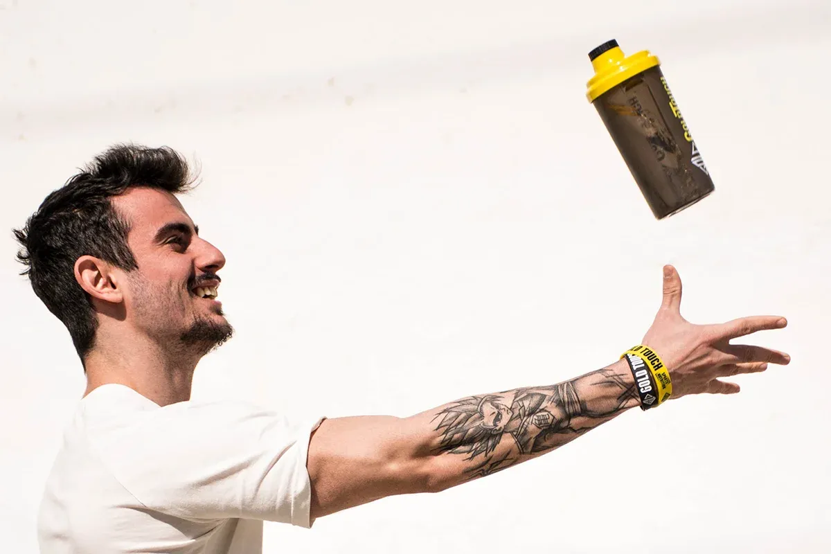 Osoba pije koktajl białkowy po treningu regeneracja mięśni