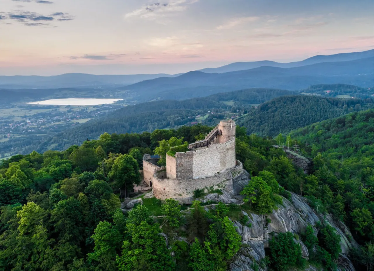 Zamek Chojnik widok na Karkonosze