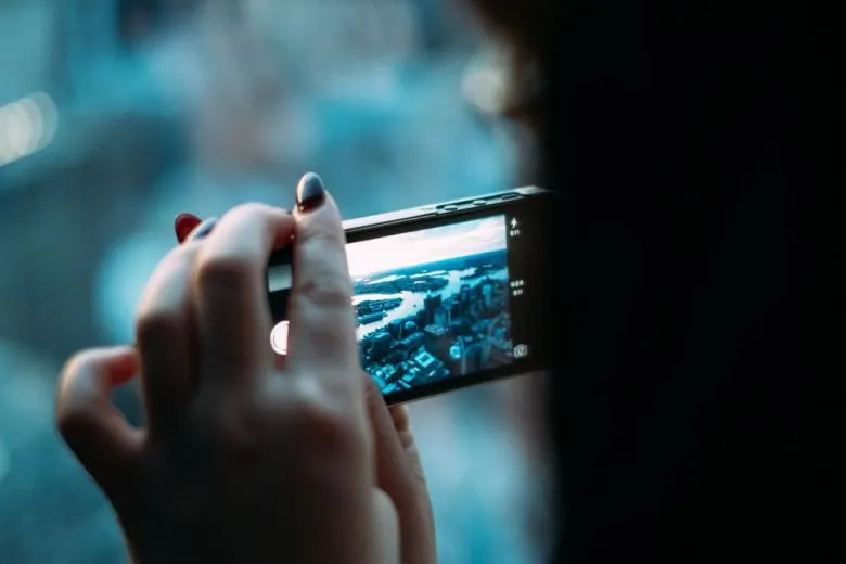 Zdjęcie Czy nauczyciel może zabrać uczniowi telefon? Przepisy i prawa w szkole
