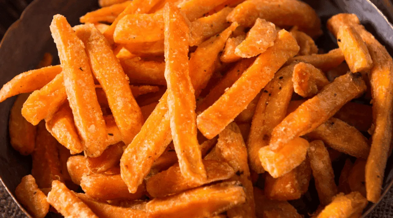 surowe bataty, frytki z batatów w misce